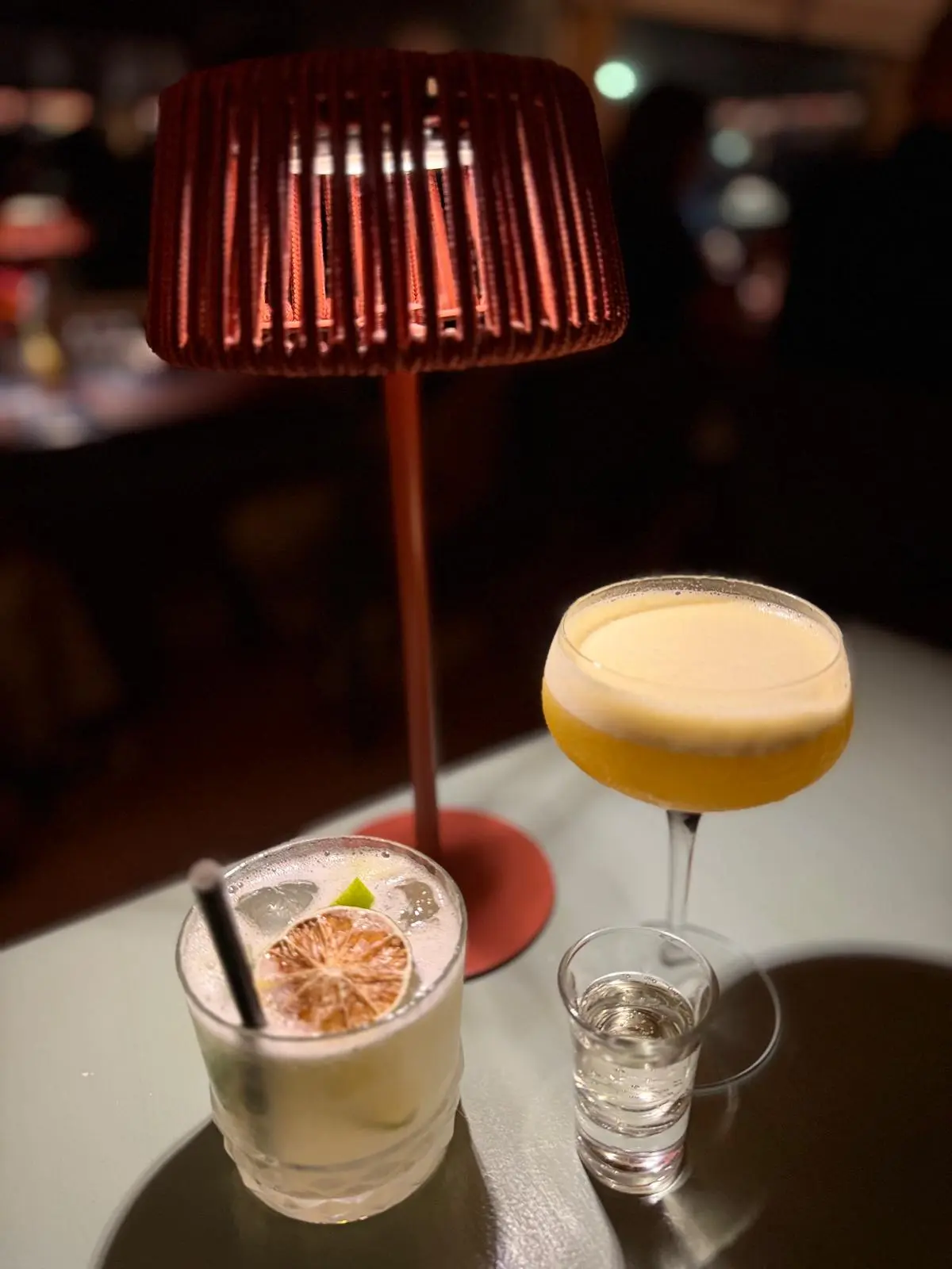 Máquina de gelo Netfrio instalada em Portugal - foto de 3 bebidas com gelo num bar
